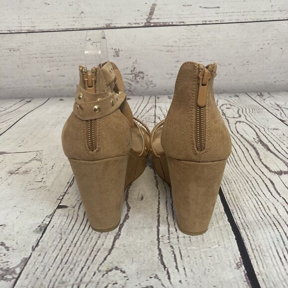 Torrid Sandals Womens 9WW Studded Platform Wedge Tan Beige Open Toe Shoe - Picture 4 of 10